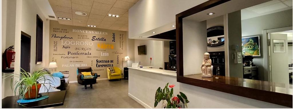 Televízia a/alebo spoločenská miestnosť v ubytovaní Hostal Hispano