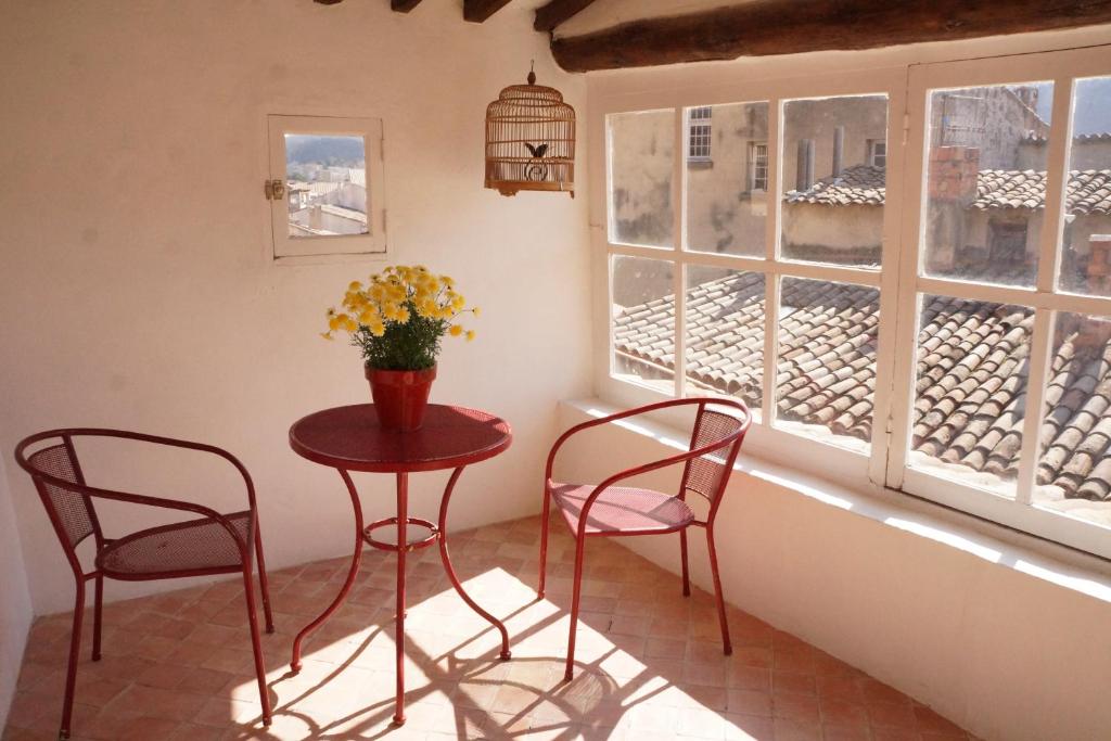 アプトにあるLongo Maiの窓のある部屋(テーブル、椅子付)
