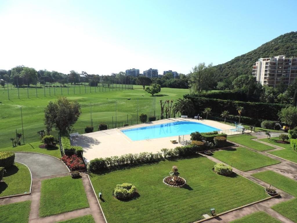 - une vue sur le parc et la piscine dans l'établissement Joli appartement en résidence avec piscine et gardien, à Mandelieu-la-Napoule