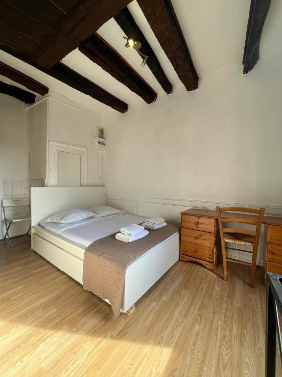 une chambre avec un lit, un bureau et une chaise dans l'établissement Duplex Rue Huchette - DABNB, à Limoges