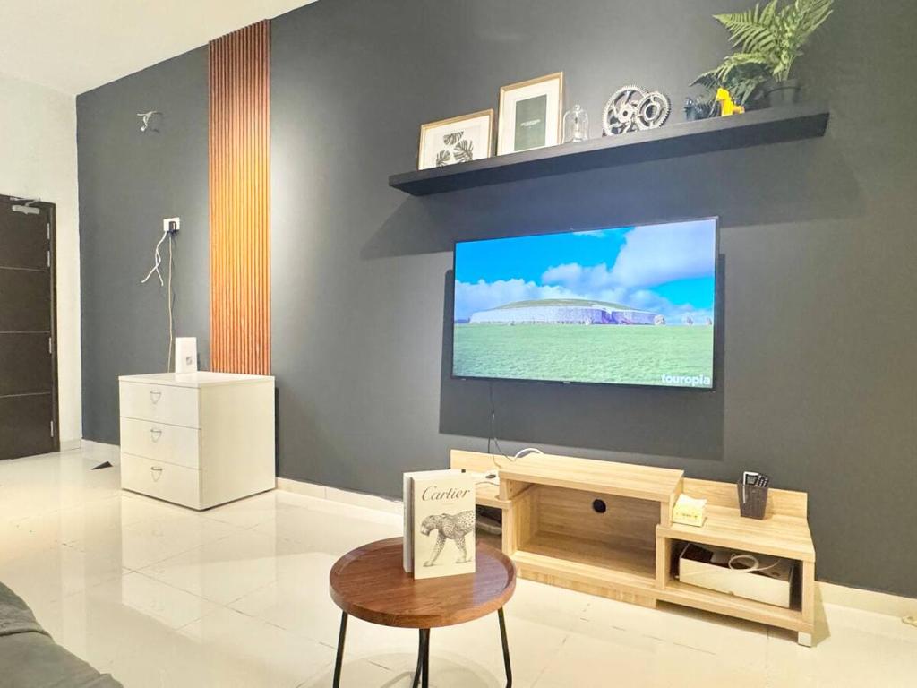 TV a/nebo společenská místnost v ubytování D'Summit Suite by Luxecocoo CK Kempas Setia Tropika
