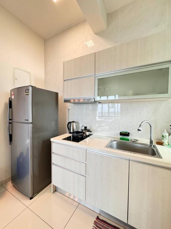Kuchyň nebo kuchyňský kout v ubytování D'Summit Suite by Luxecocoo CK Kempas Setia Tropika
