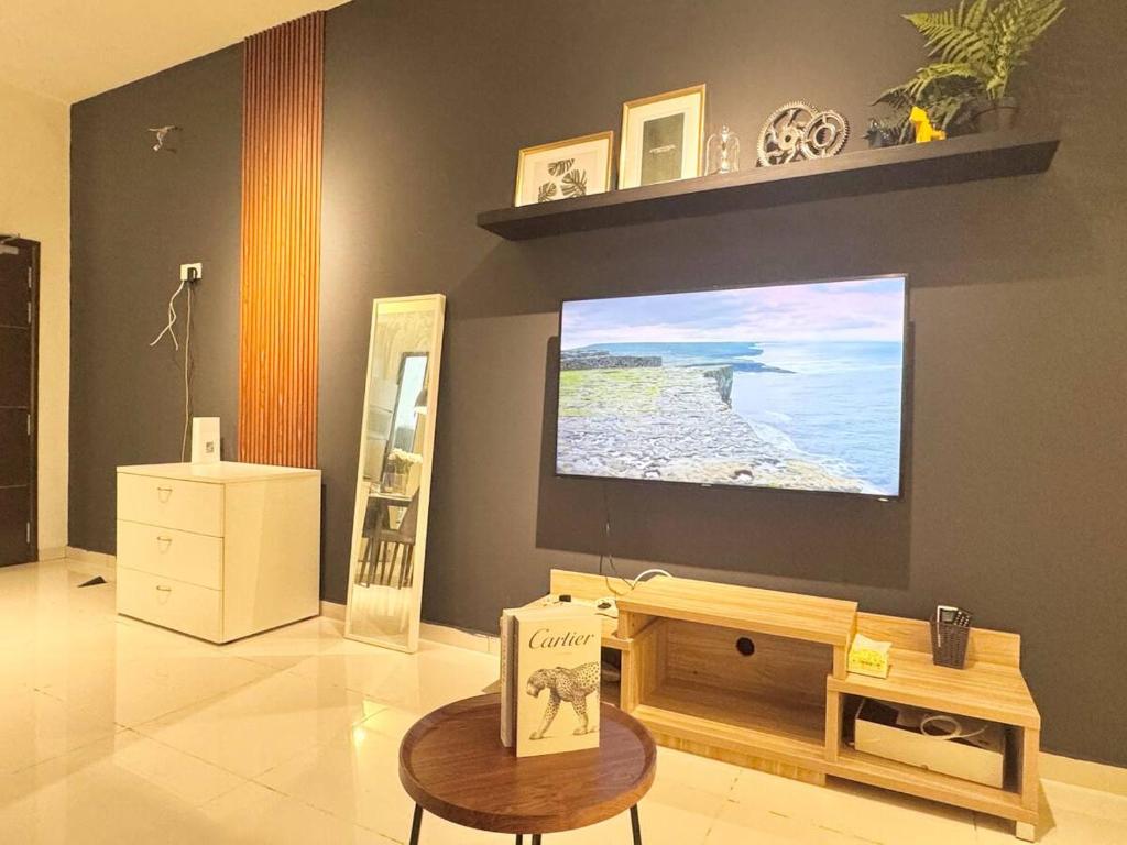 TV a/nebo společenská místnost v ubytování D'Summit Suite by Luxecocoo CK Kempas Setia Tropika