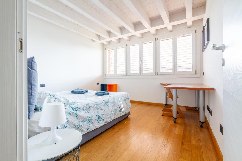 Posteľ alebo postele v izbe v ubytovaní attico in un'oasi di verde sui navigli - NavigliApartments