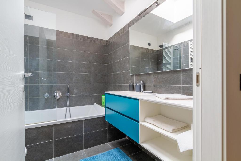 Kúpeľňa v ubytovaní attico in un'oasi di verde sui navigli - NavigliApartments