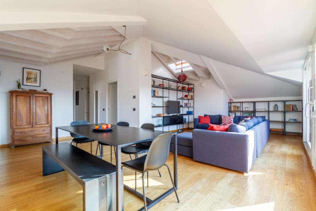 Posedenie v ubytovaní attico in un'oasi di verde sui navigli - NavigliApartments