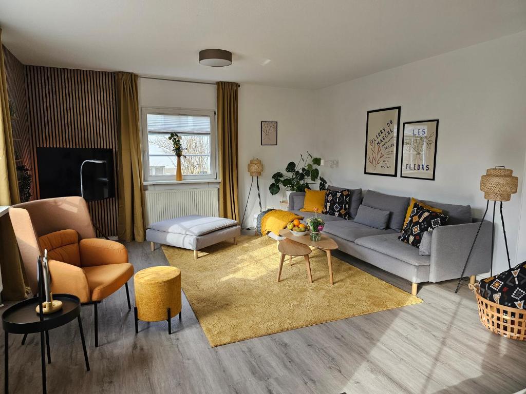 ein Wohnzimmer mit einer Couch und einem Tisch in der Unterkunft Landhaus SoonZauber in Münchwald