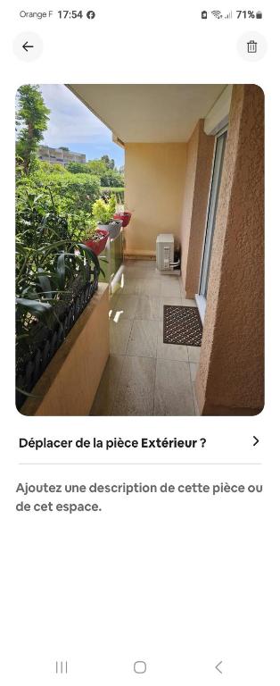 une photo d'un balcon d'un bâtiment dans l'établissement cocon la faviere, à Bormes-les-Mimosas