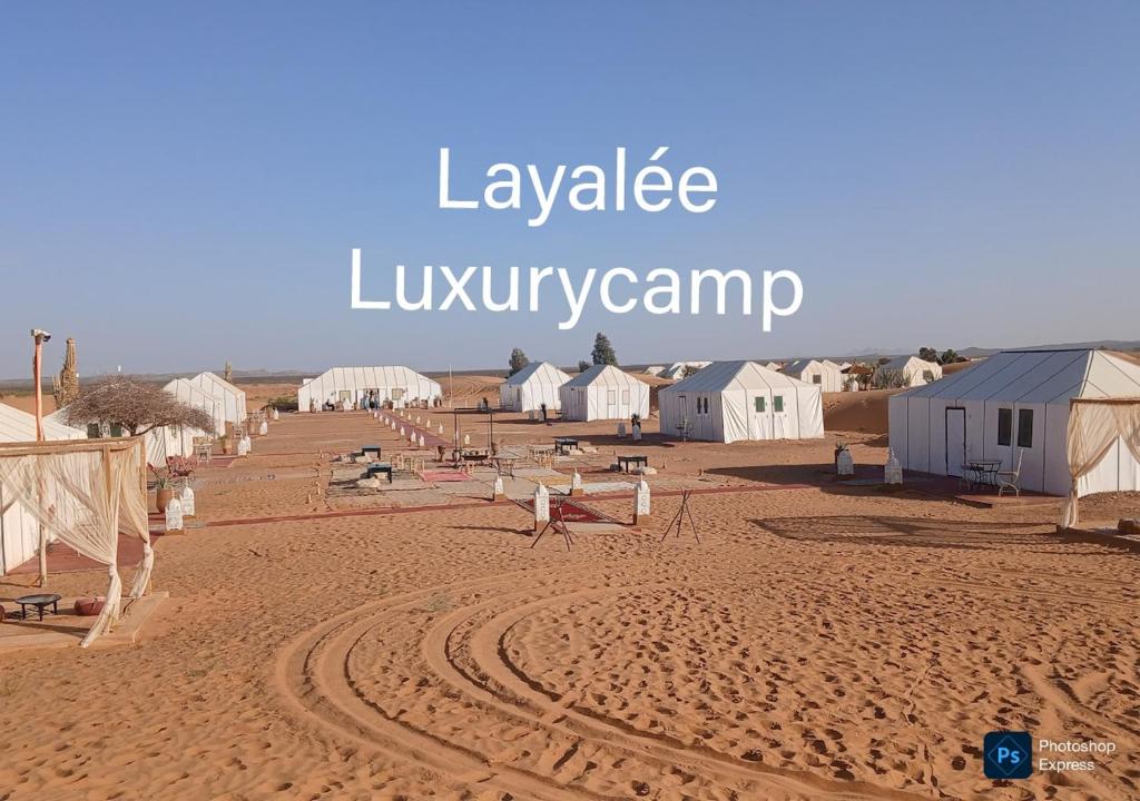 een dorp midden in een woestijn met tenten bij Layalée Luxurycamp in Merzouga