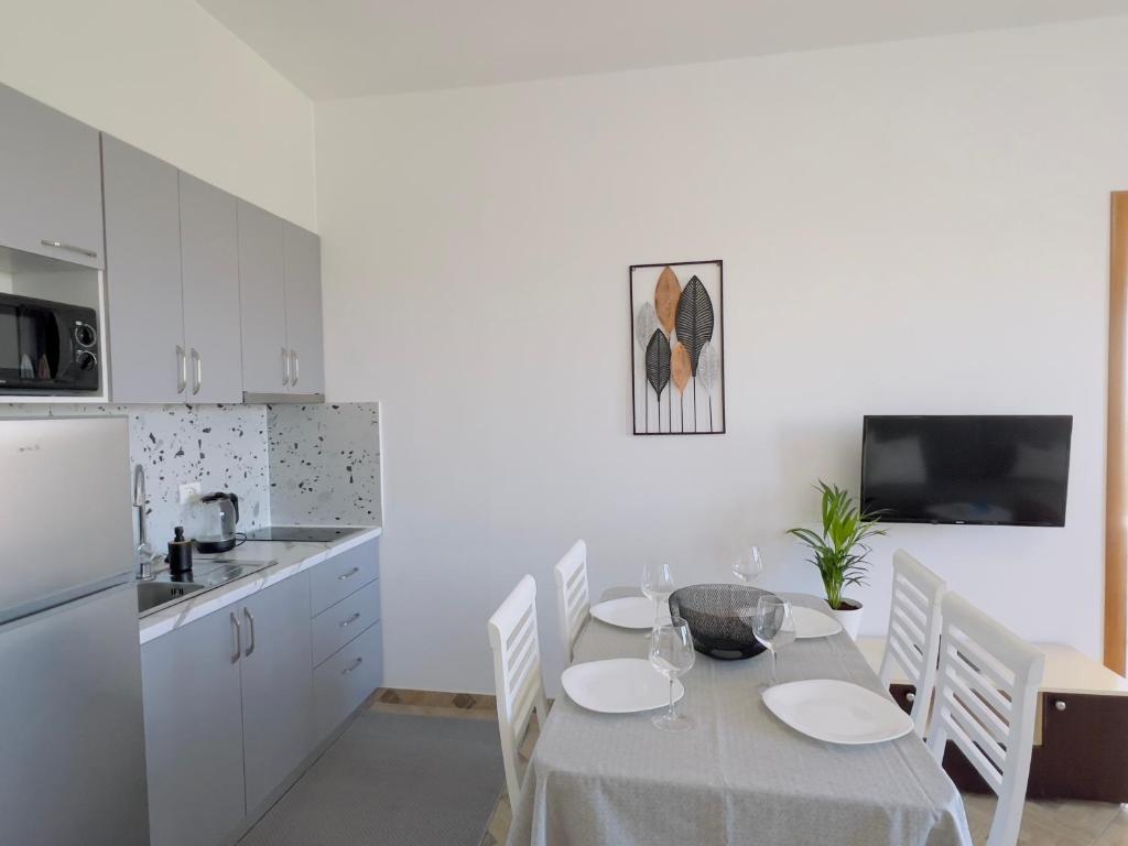 Kuchyň nebo kuchyňský kout v ubytování LunaSol seaside Apartments