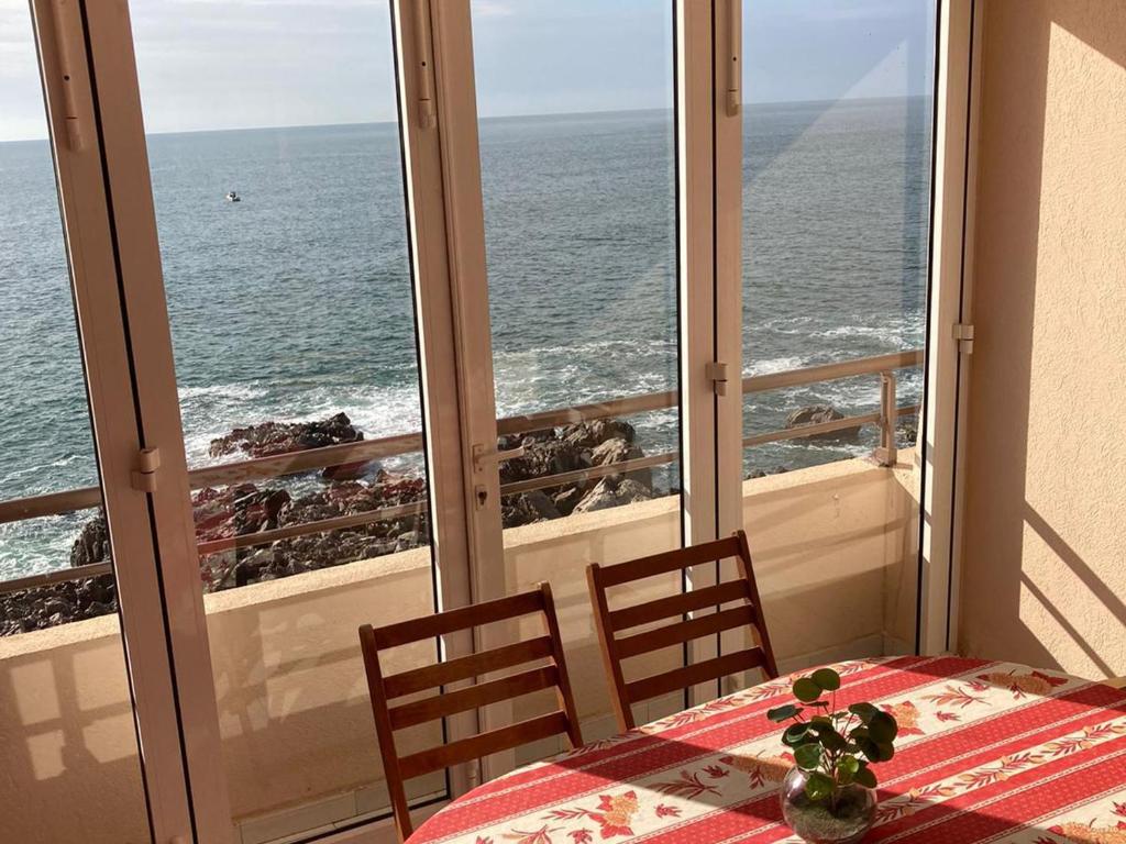 une salle à manger avec une table et une vue sur l'océan dans l'établissement Superbe T3 44m² avec loggia et piscine, parking inclus, face à la mer, 2⭐️ - FR-1-472A-229, à Sète