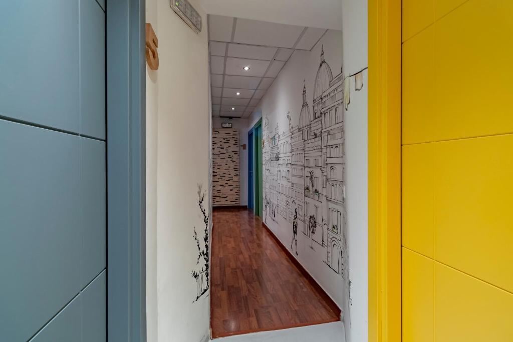 un corridoio con disegni sulle pareti di DAB Guest House a Roma