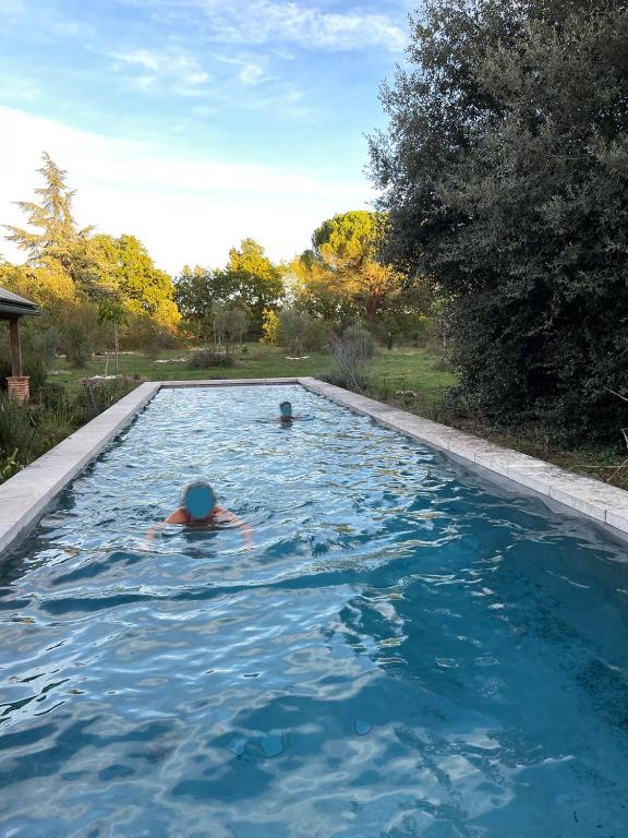 - une piscine pour 2 personnes dans l'établissement CHANT DU BUC, le Galet, à Marssac-sur-Tarn