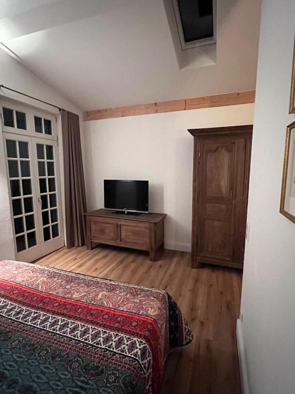 a bedroom with a bed and a flat screen tv at Kleiner Marstall in Xanten
