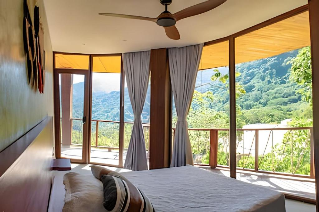 ein Schlafzimmer mit einem Bett und einem großen Fenster in der Unterkunft Hotel Anukwe in Bonda