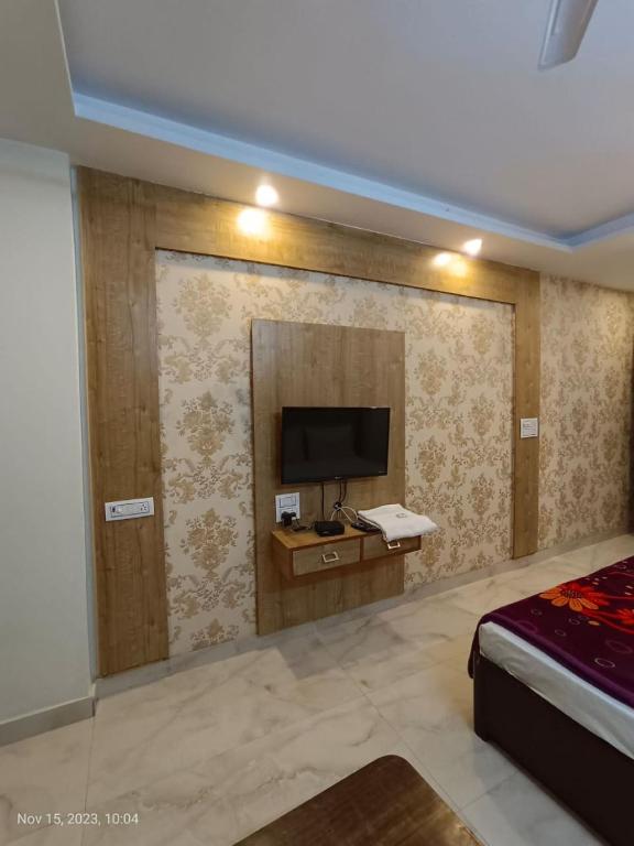 Postel nebo postele na pokoji v ubytování Perfect Hotel PG In New Delhi - Walking the all Best Market
