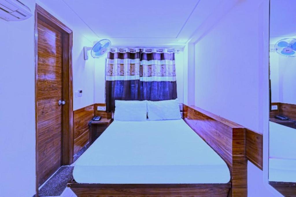 Postel nebo postele na pokoji v ubytování Perfect Hotel PG In New Delhi - Walking the all Best Market