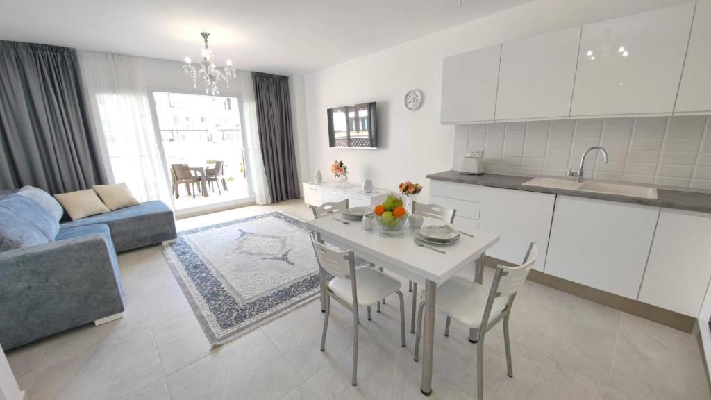 Kuchyň nebo kuchyňský kout v ubytování Thalassa Garden Home Beach