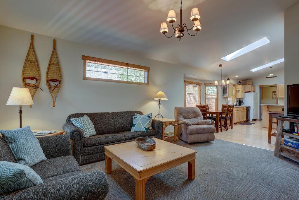 a living room with couches and a coffee table at Huckleberry Cottage in Bend