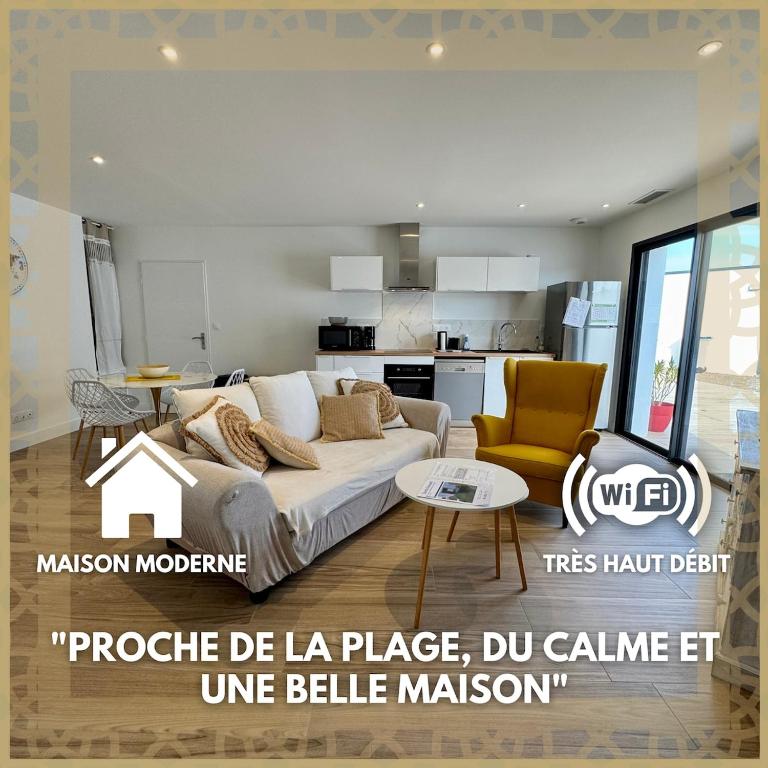 un salon avec un canapé et une table dans l'établissement House Neuve 4 People - Close to La Mer - EXT, à La Tranche-sur-Mer