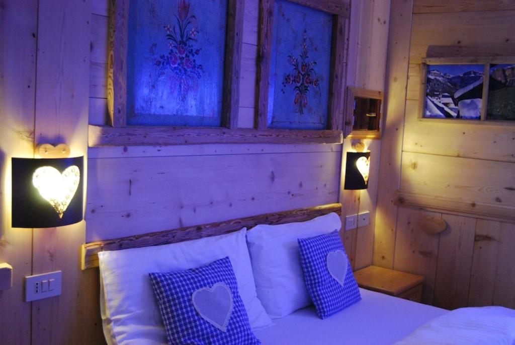 Llit o llits en una habitació de Appartamenti Chalet Orchidea