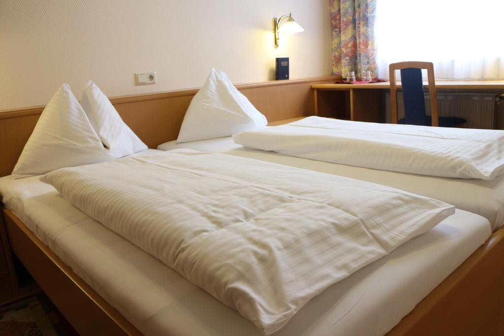 Postel nebo postele na pokoji v ubytování Gasthof Bokan