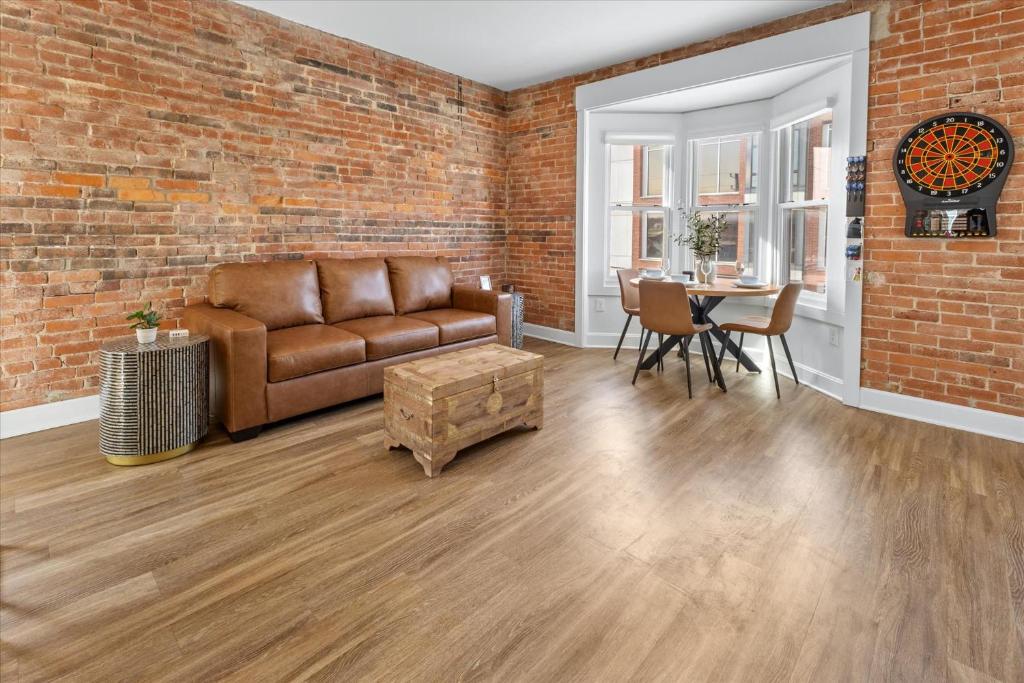 Гостиная зона в Top Floor - Mass Ave in Heart of Indy with Balcony