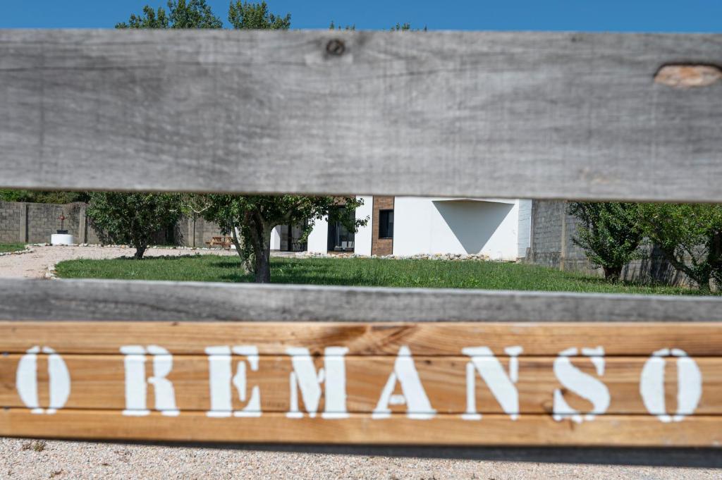 Eine Holzbank mit dem Wort Güte darauf. in der Unterkunft O REMANSO do CORGO in Oleiros