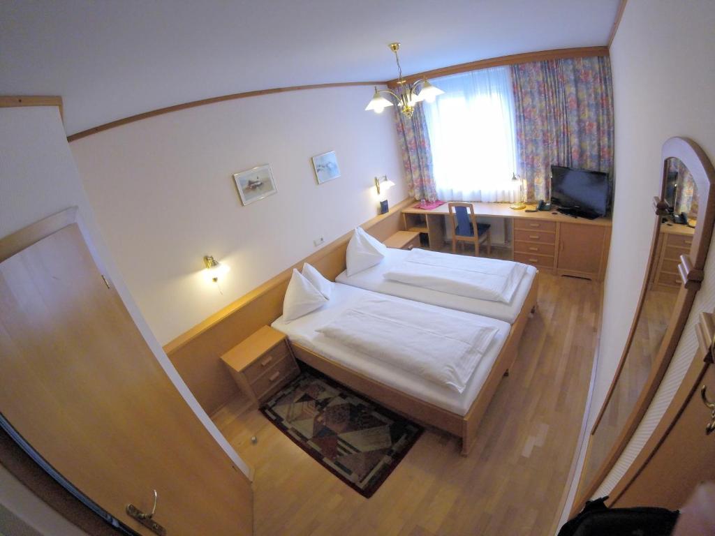 Postel nebo postele na pokoji v ubytování Gasthof Bokan
