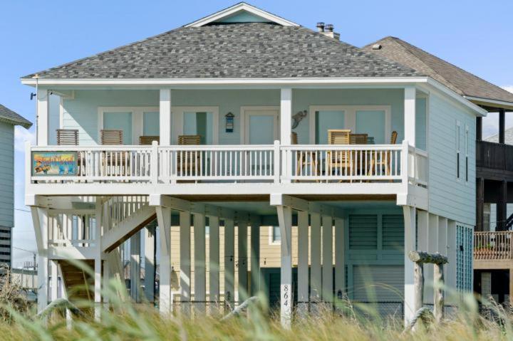Port BolivarにあるLuxury 3BR Beach Cabin w Gulf Views and Soaking Tubの大きな家