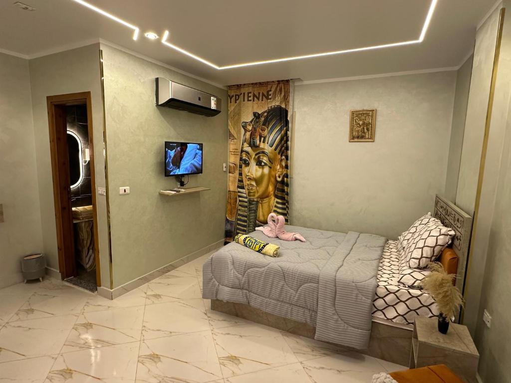 Telewizja i/lub zestaw kina domowego w obiekcie Hapi Pyramids Hotel