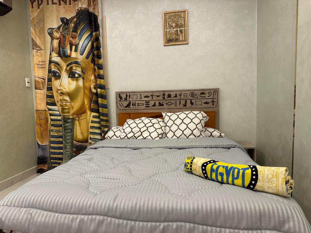 Łóżko lub łóżka w pokoju w obiekcie Hapi Pyramids Hotel