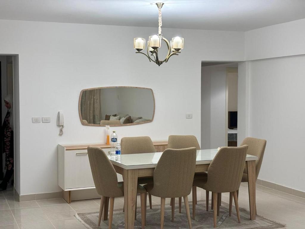 une salle à manger avec une table et des chaises dans l'établissement fully furnished apartment with 3 Rooms & 3 Bath in Rehab City, à Burg el-Ḥudûd