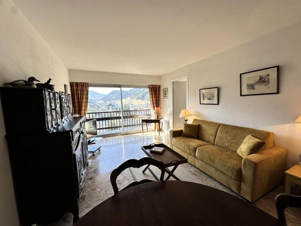 un salon avec un canapé et une table dans l'établissement Résidence Le Furon - Spacieux 2 pièces MAE-2354, à Villard-de-Lans