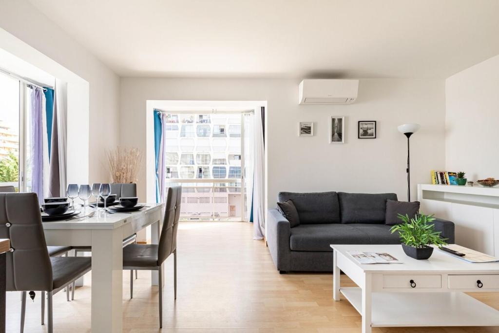 un salon avec une table et un canapé dans l'établissement La Grande Motte, Port, T2, 48m2, climatisé, 3 étoiles, à La Grande Motte