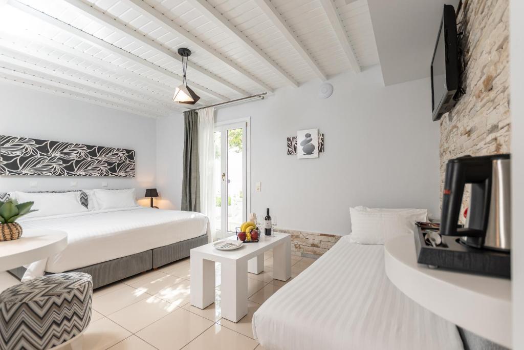 Postel nebo postele na pokoji v ubytování Galaxy Hotel Naxos