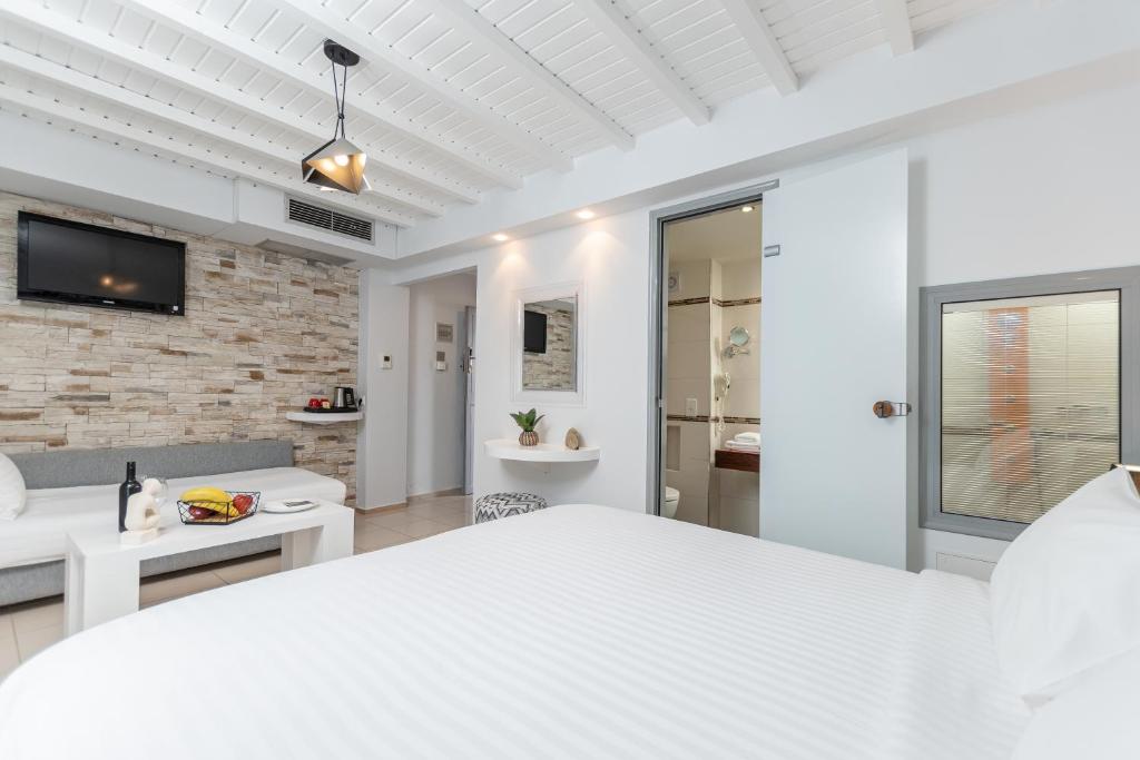 Postel nebo postele na pokoji v ubytování Galaxy Hotel Naxos