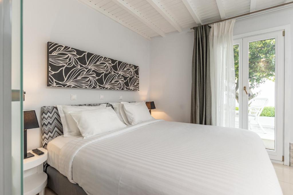 Postel nebo postele na pokoji v ubytování Galaxy Hotel Naxos