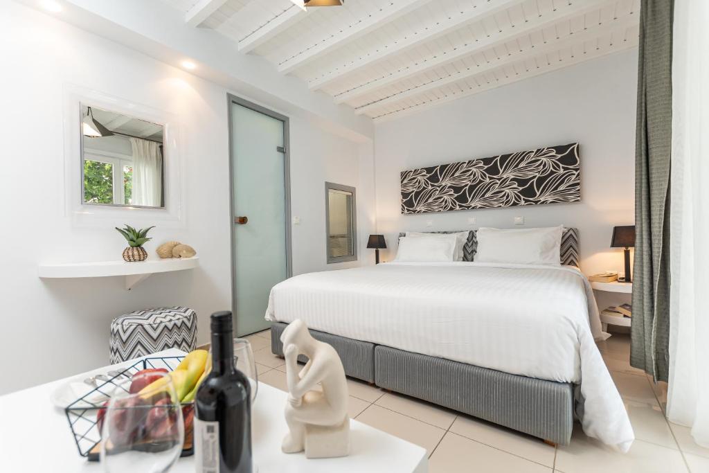 Postel nebo postele na pokoji v ubytování Galaxy Hotel Naxos