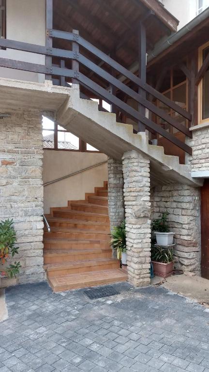 - un escalier dans une maison avec un mur en pierre dans l'établissement Gîte des Hautes Côtes de Beaune, à Nantoux