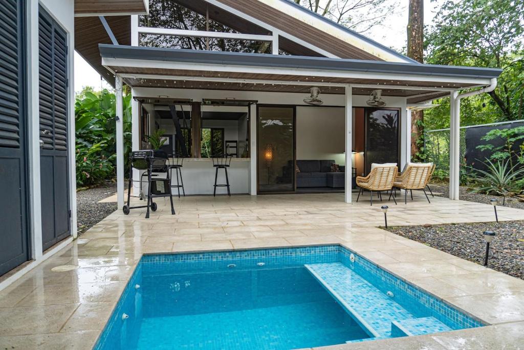 Private Oasis,10 min Walk to Beach&Dining - Twee Slaapkamers Huis