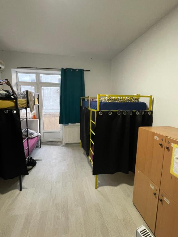 Postel nebo postele na pokoji v ubytování NEWBORN CENTER hostel ALL DAY FREE COFFEE