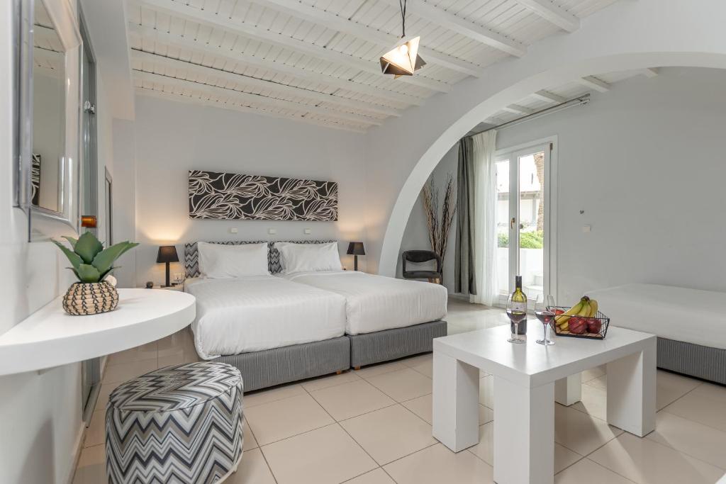 Postel nebo postele na pokoji v ubytování Galaxy Hotel Naxos