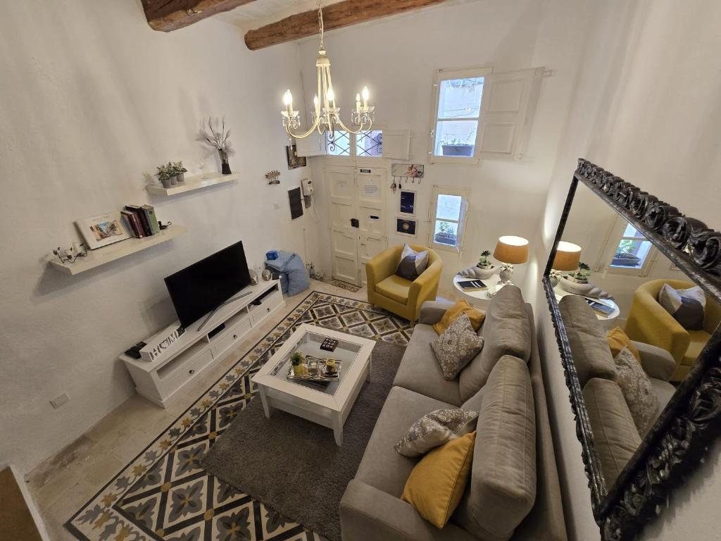 TV a/nebo společenská místnost v ubytování Amelie - Charming Townhouse in the heart of Rabat
