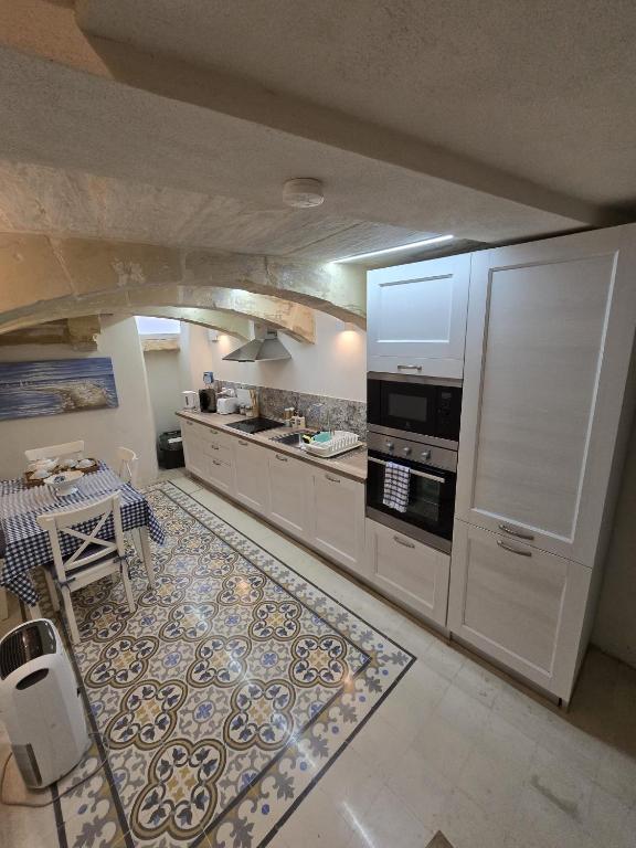 Kuchyň nebo kuchyňský kout v ubytování Amelie - Charming Townhouse in the heart of Rabat