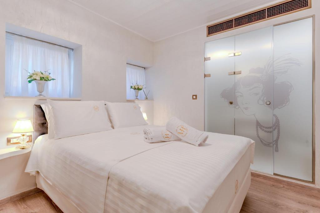 Postel nebo postele na pokoji v ubytování Madame Hortense Boutique Ηotel