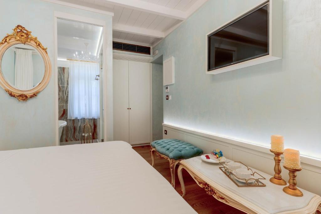 Postel nebo postele na pokoji v ubytování Madame Hortense Boutique Ηotel