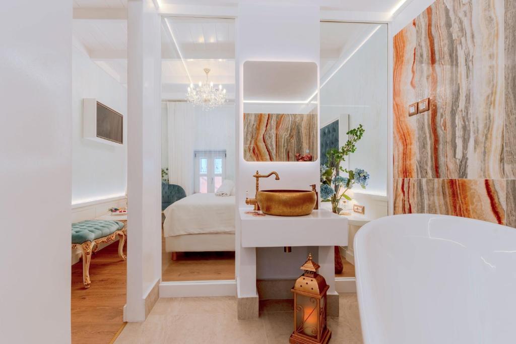 Postel nebo postele na pokoji v ubytování Madame Hortense Boutique Ηotel