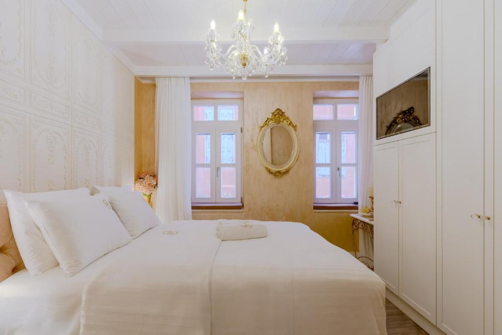 Postel nebo postele na pokoji v ubytování Madame Hortense Boutique Ηotel