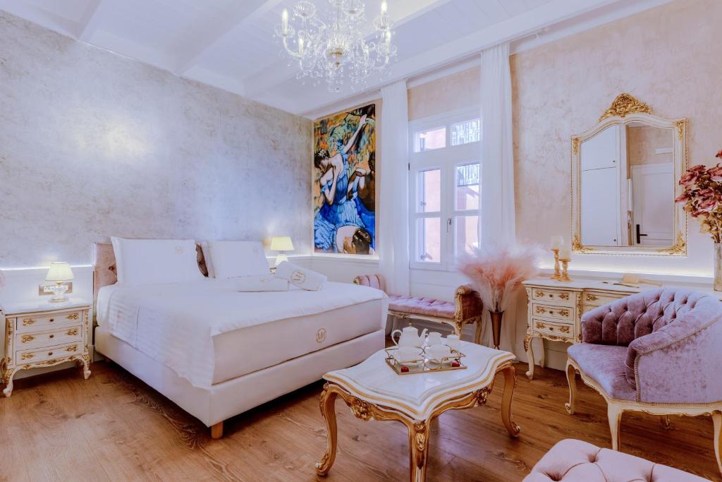 Postel nebo postele na pokoji v ubytování Madame Hortense Boutique Ηotel
